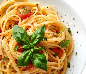 Italiaanse pasta met rundergehakt met brood, smeersels en rauwkostsalade