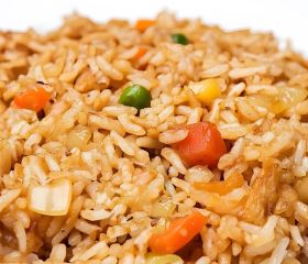 Nasi goreng, ham, ei, atjar en kroepoek