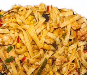 Bami goreng, kip, ei, atjar en kroepoek
