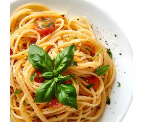 Italiaanse pasta met rundergehakt met brood, smeersels en rauwkostsalade