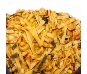 Bami goreng, kip, ei, atjar en kroepoek